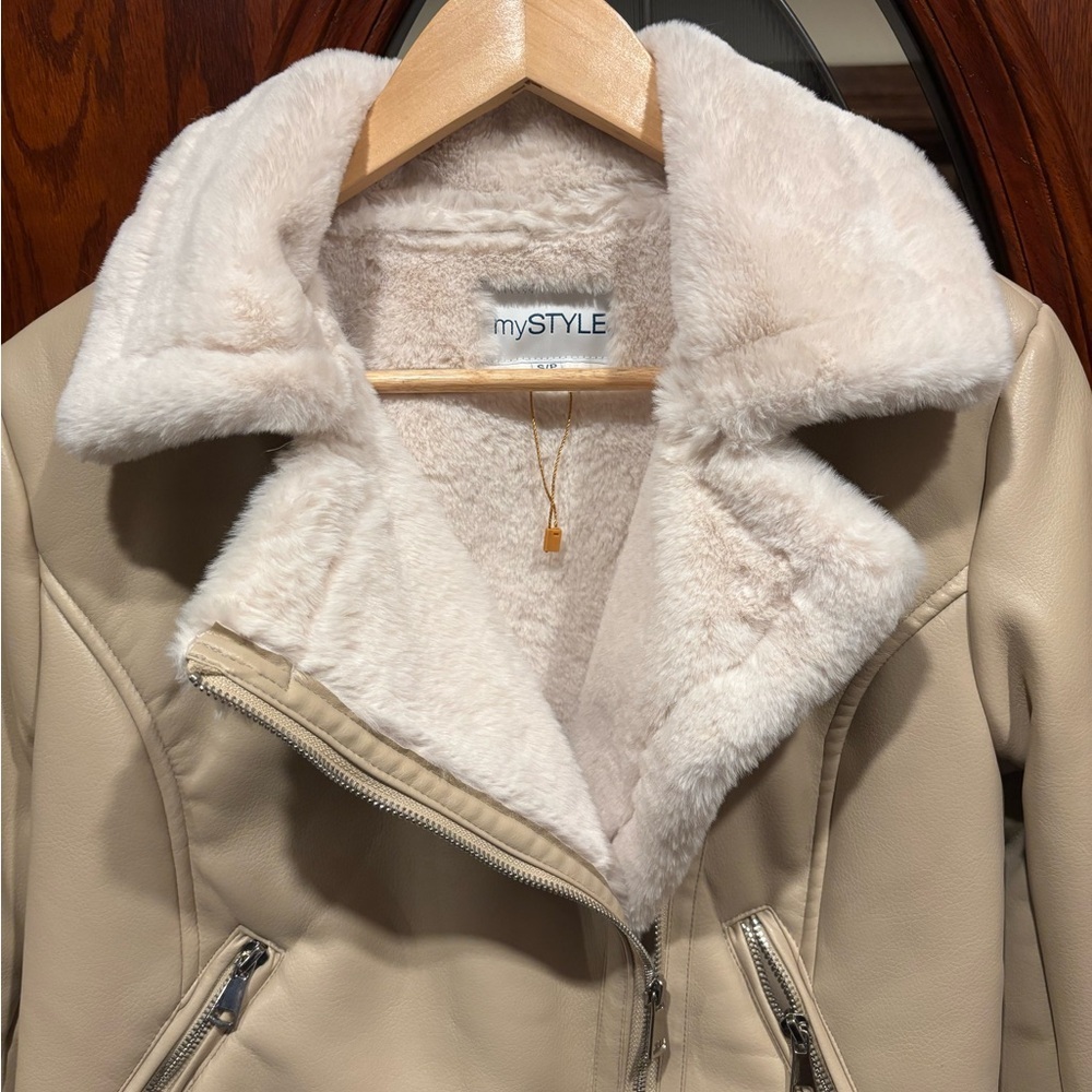 Elegant Cream PU Leather Jacket with Shearling Trim - Picture 6 of 13
